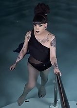 Kelly the Pool Party Deviant Jakcs the Fuck Off Her Thick Cock